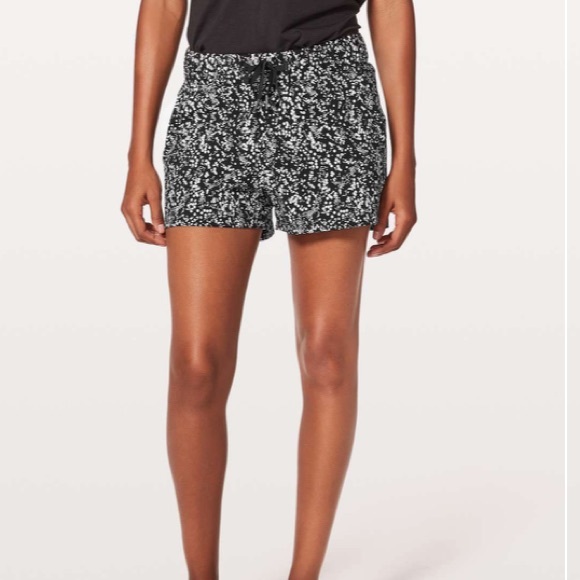 Lululemon On The Fly Short 2.5"
Chirasu Black - Picture 3 of 8